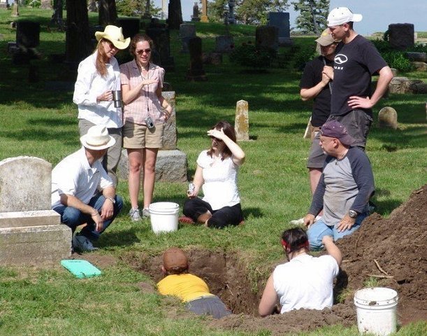 Exhumation of the 'Hillmon' remains, Grave 555, Oak Grove Cemetery, Lawrence, Kansas, 19 May 2006.

From left: Ernesto Acevedo-Munoz, Mimi Wesson (in cowboy hat), Andrea Viedt, Paul Sandberg (in grave), Katie Jackson, Sarah Garner (in grave) Lee Sarter, Mike Lawrence, Dennis Van Gerven (kneeling by side of grave), May 19, 2006.

Photo by Mike Brier, used with his permission.